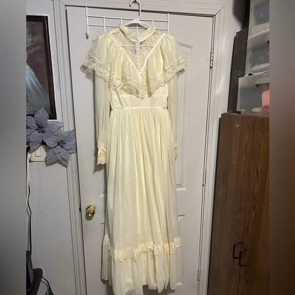 Vintage Cream Lace Dress - Picture 3 of 14